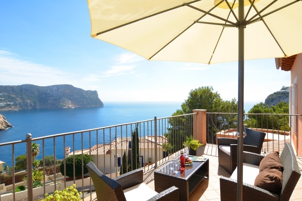 Villa with incredible sea views and pool sleeps 7