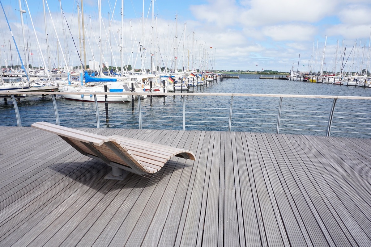 Relaxliege im Yachthafen Burgtiefe