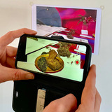 Mit dem Smart-Phone unterwegs am Kunstturm Mücke